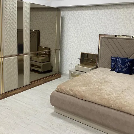 The Royal Fame - Modern With Balcony & Panoramic View