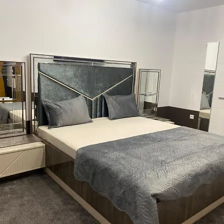 The Royal Fame - Modern With Balcony & Panoramic View Apartment