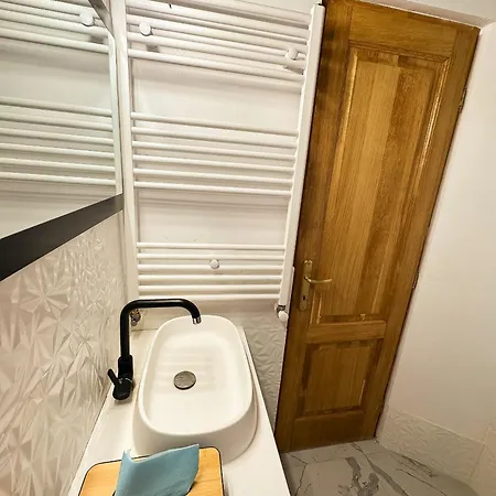 The Royal Fame - Modern With Balcony & Panoramic View *