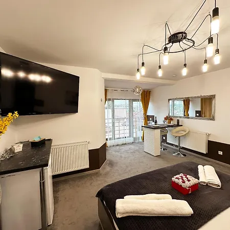 The Royal Fame - Modern With Balcony & Panoramic View