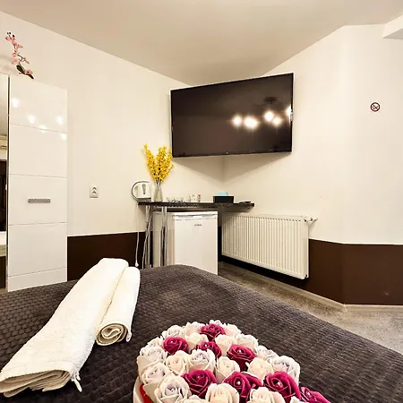 The Royal Fame - Modern With Balcony & Panoramic View *