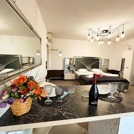 The Royal Fame - Modern With Balcony & Panoramic View * Craiova