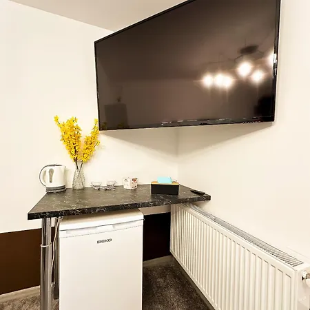 The Royal Fame - Modern With Balcony & Panoramic View Apartment