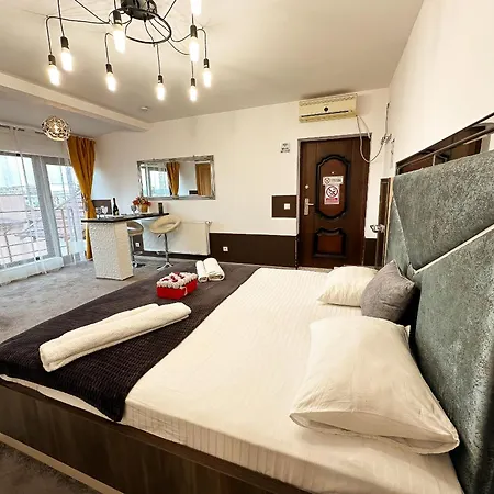 The Royal Fame - Modern With Balcony & Panoramic View *