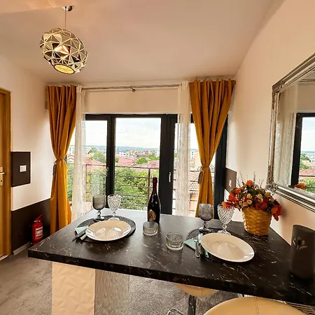 The Royal Fame - Modern With Balcony & Panoramic View