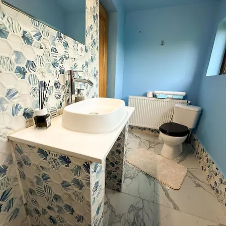 The Royal Fame - Modern With Balcony & Panoramic View *