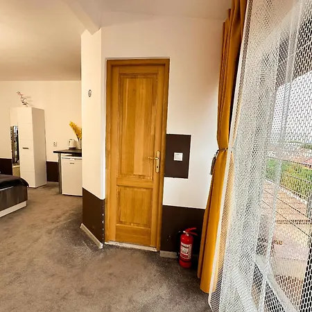 The Royal Fame - Modern With Balcony & Panoramic View *