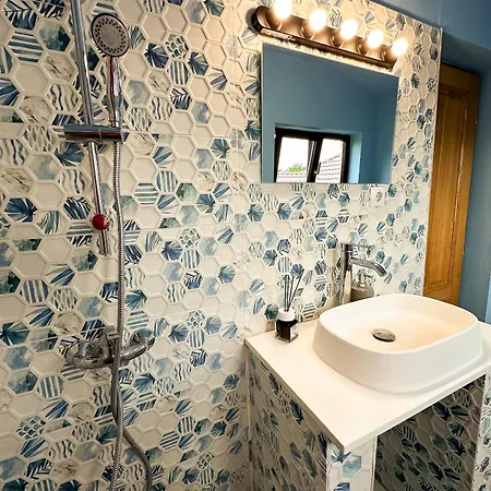 The Royal Fame - Modern With Balcony & Panoramic View *