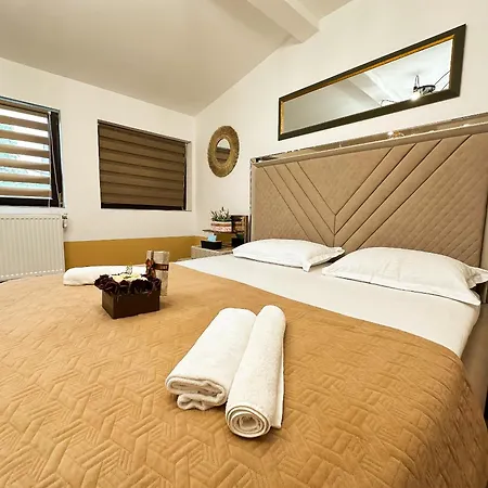 The Royal Fame - Modern With Balcony & Panoramic View