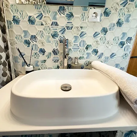 The Royal Fame - Modern With Balcony & Panoramic View Apartment