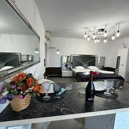 The Royal Fame - Modern With Balcony & Panoramic View *