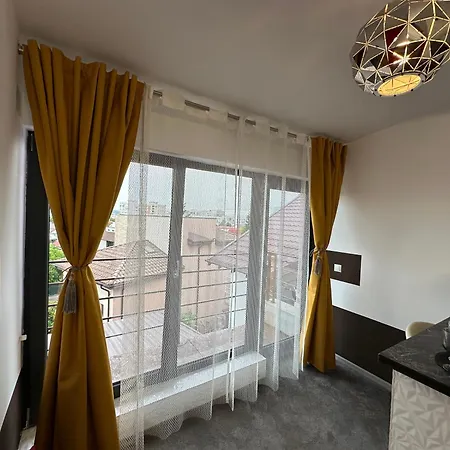 The Royal Fame - Modern With Balcony & Panoramic View Apartment