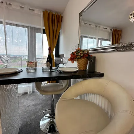 The Royal Fame - Modern With Balcony & Panoramic View Apartment