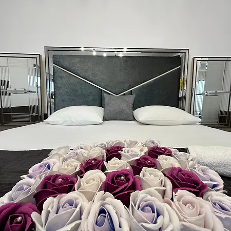 The Royal Fame - Modern With Balcony & Panoramic View