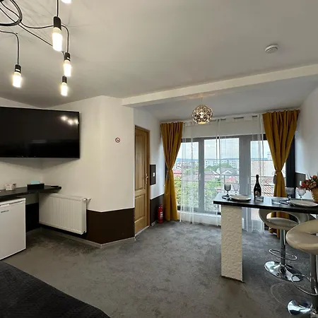 The Royal Fame - Modern With Balcony & Panoramic View Apartment