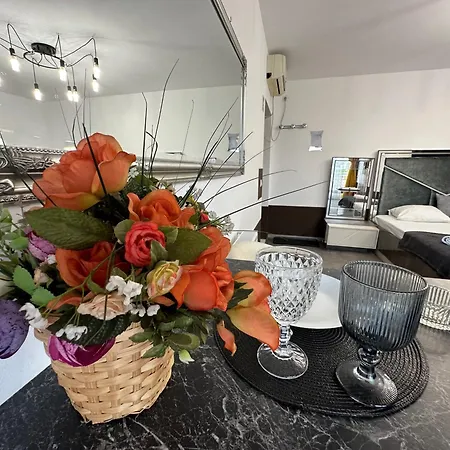 The Royal Fame - Modern With Balcony & Panoramic View Apartment