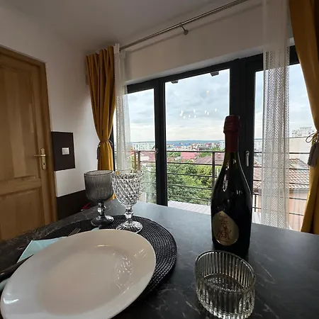 The Royal Fame - Modern With Balcony & Panoramic View Apartment