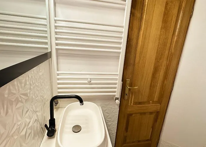 The Royal Fame - Modern With Balcony & Panoramic View *