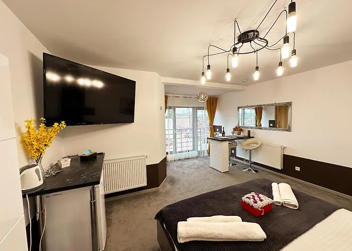 The Royal Fame - Modern With Balcony & Panoramic View