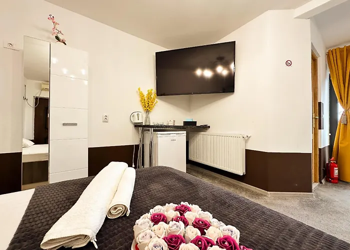 The Royal Fame - Modern With Balcony & Panoramic View *