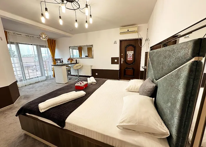 The Royal Fame - Modern With Balcony & Panoramic View *