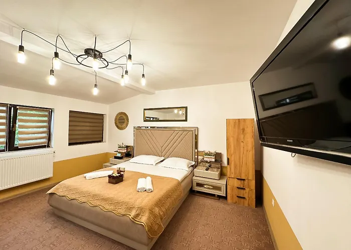 The Royal Fame - Modern With Balcony & Panoramic View Apartment