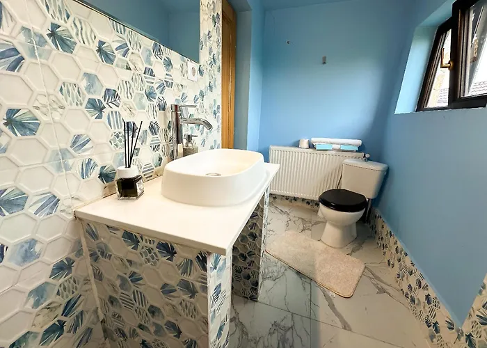 The Royal Fame - Modern With Balcony & Panoramic View *