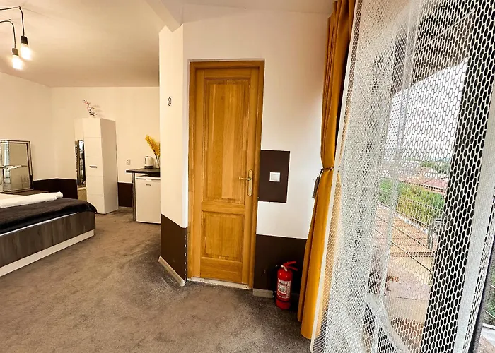 The Royal Fame - Modern With Balcony & Panoramic View *