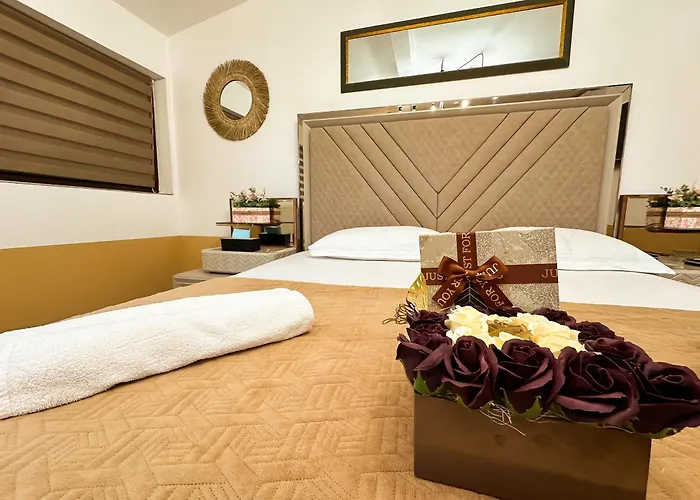 The Royal Fame - Modern With Balcony & Panoramic View