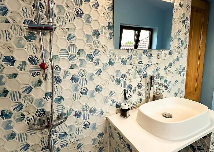 The Royal Fame - Modern With Balcony & Panoramic View *