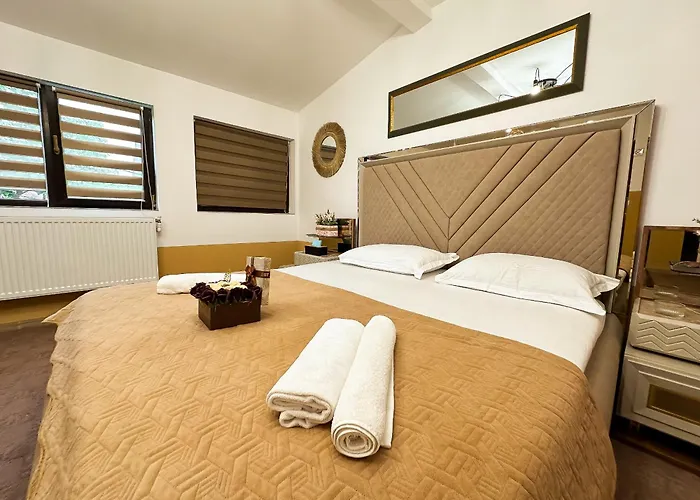 The Royal Fame - Modern With Balcony & Panoramic View