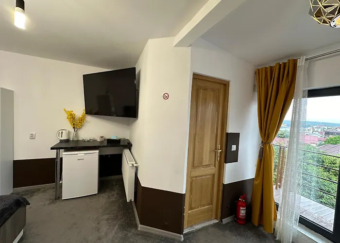 The Royal Fame - Modern With Balcony & Panoramic View *