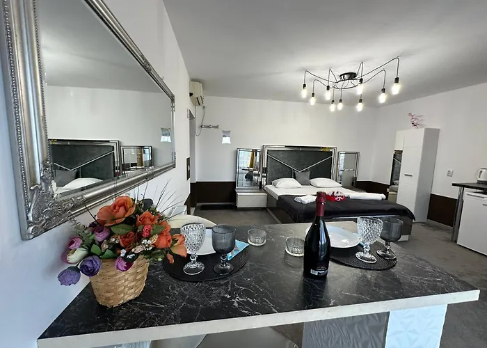 The Royal Fame - Modern With Balcony & Panoramic View *