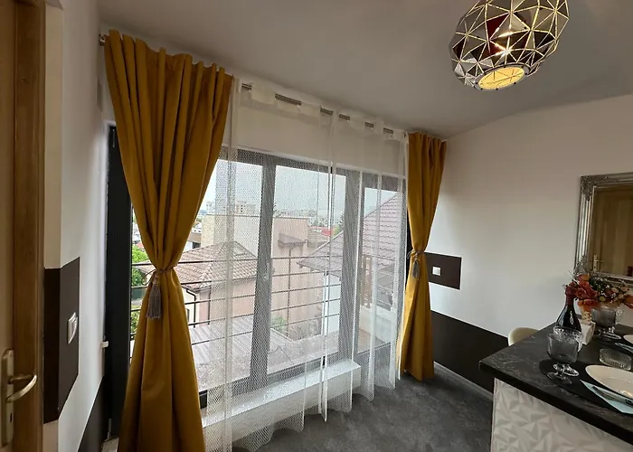 The Royal Fame - Modern With Balcony & Panoramic View Apartment