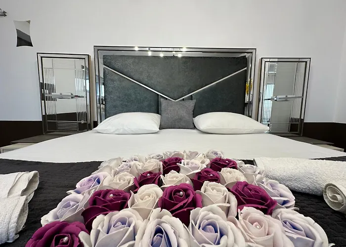 The Royal Fame - Modern With Balcony & Panoramic View